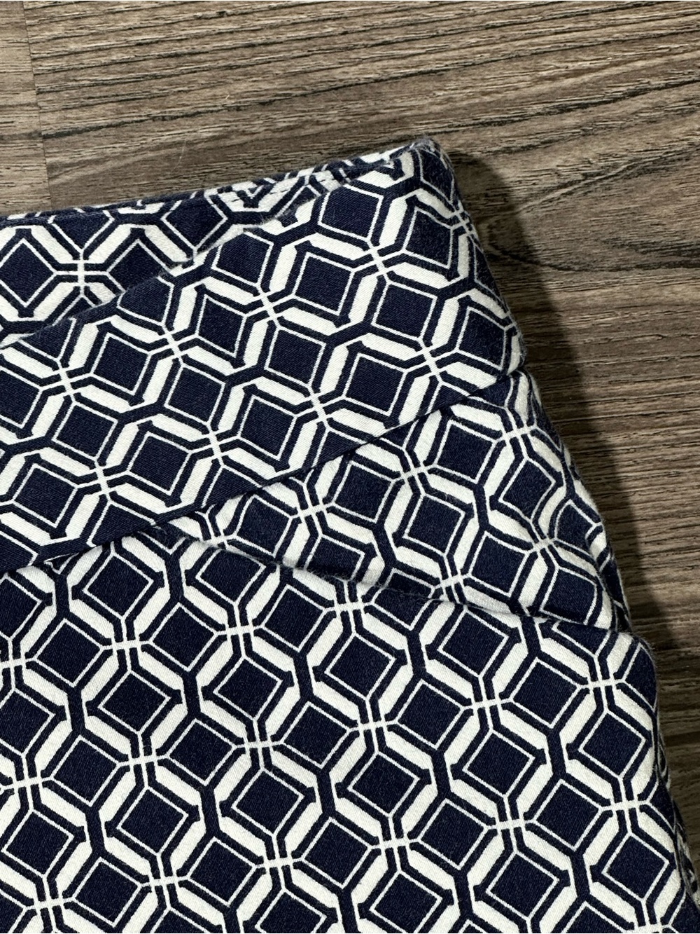 LAUNDRY BY SHELLI SEGAL Navy & White Geometric Print Flat Front Cropped Pants 8 - Picture 6 of 11